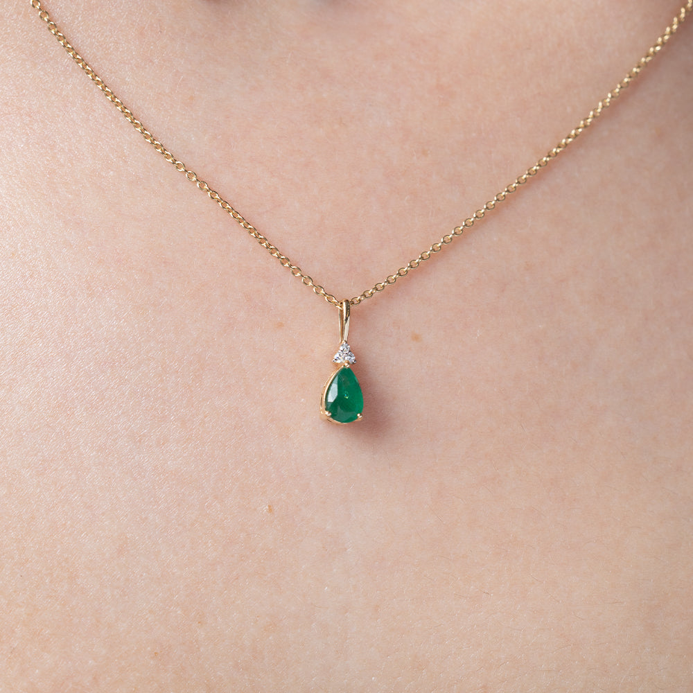 Cadena con dije de Esmeralda