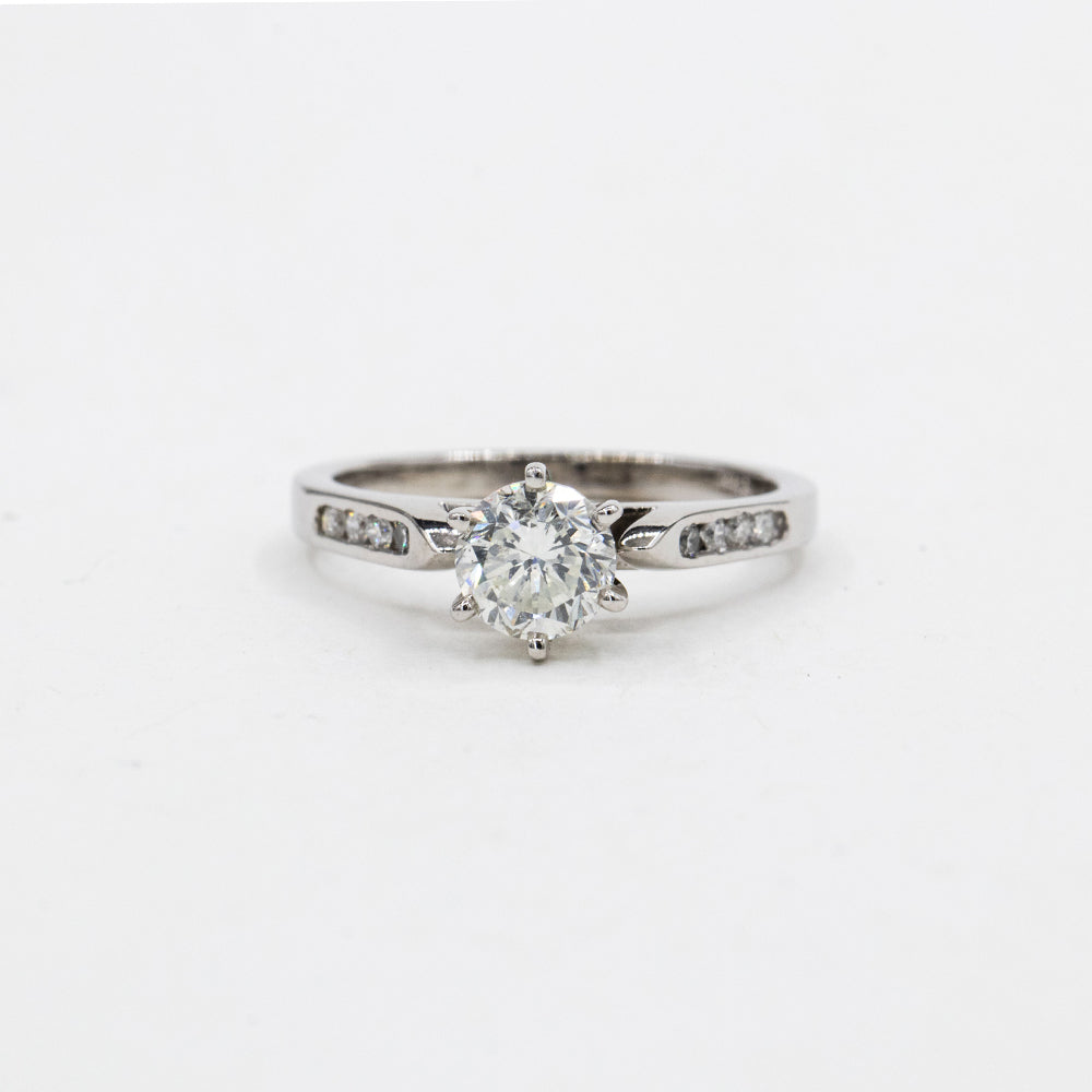 Anillo .60Ct y 8 laterales