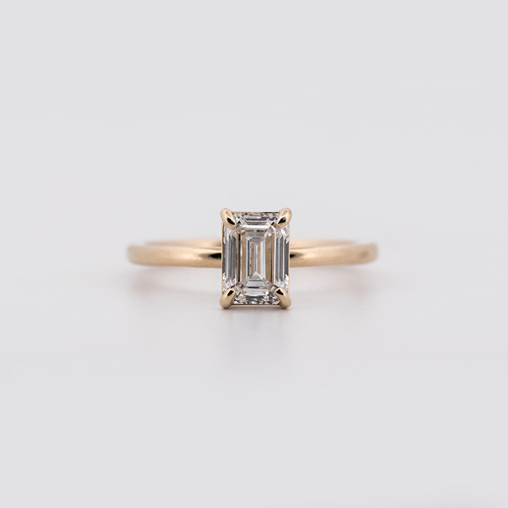 Anillo solitario corte Esmeralda