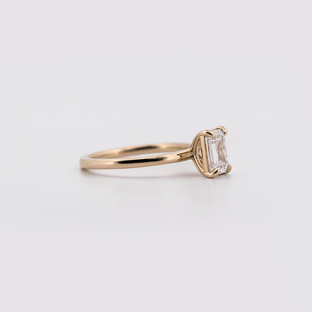 Anillo solitario corte Esmeralda